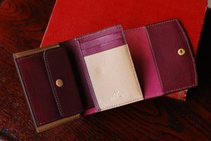 定番　『三つ折り財布』　中開いたトコロ　配色